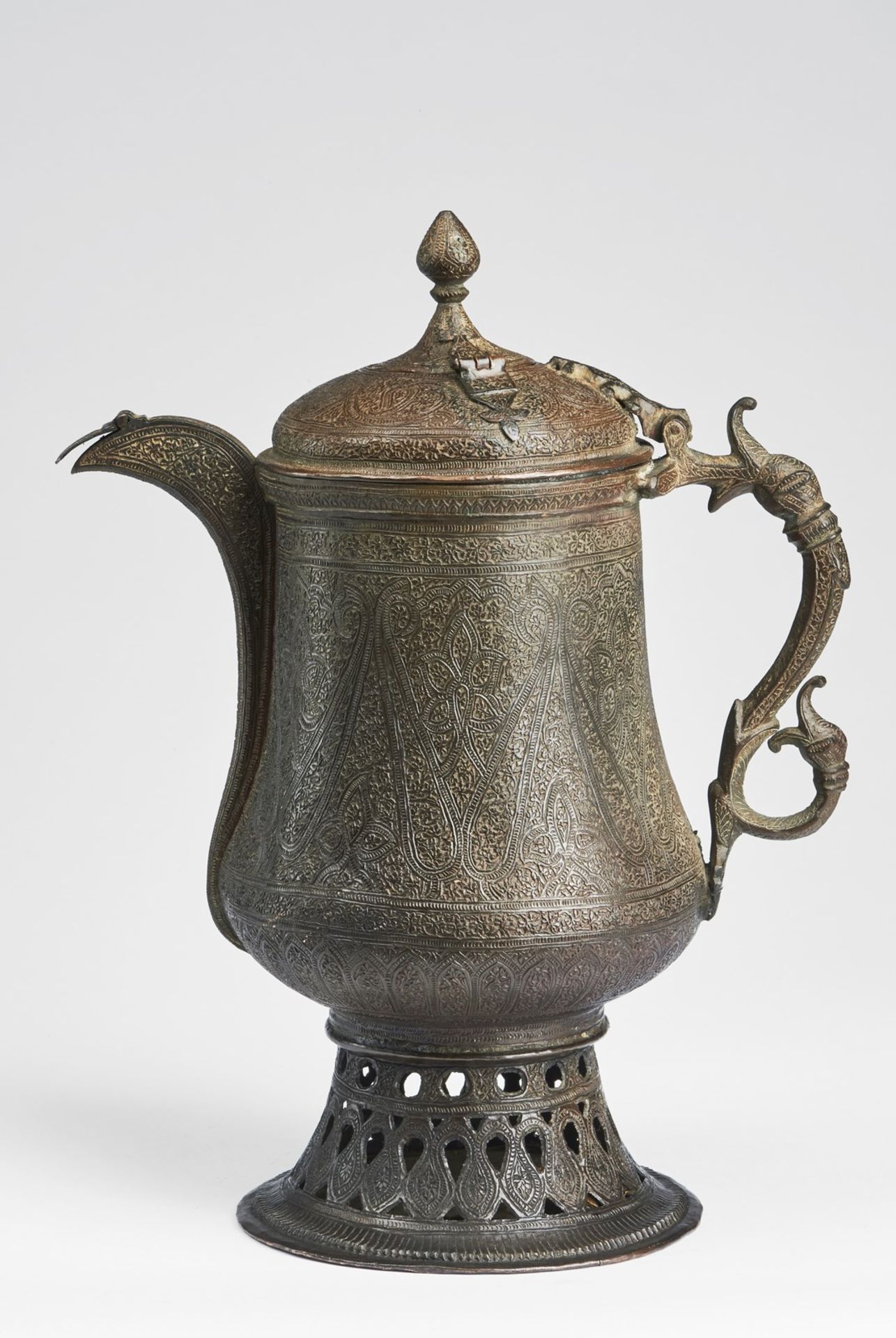 Arte Islamica A large copper ewer incised with interlaced vegetal motifs Kashmir, 19th century .