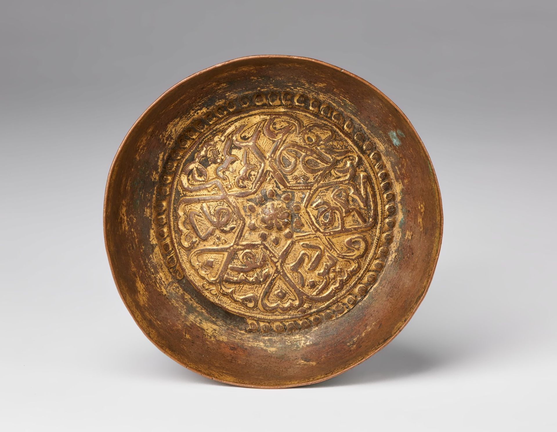 Arte Islamica A gilded copper (tombak) hammam bowl embossed with a star shaped lattice patternOttom - Bild 2 aus 3