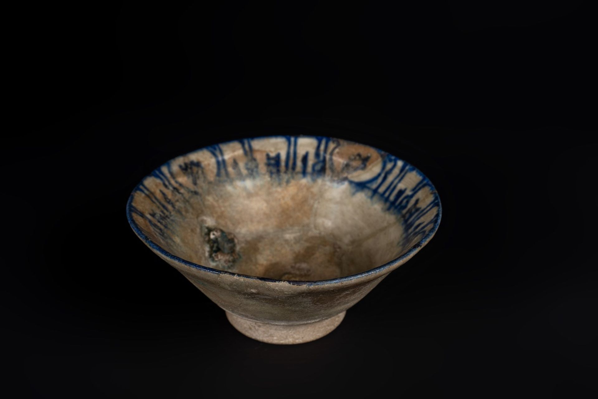Arte Islamica A pottery bowl with blue pseudo calligraphy along the edgeIran, Kashan, 12th-13th cen