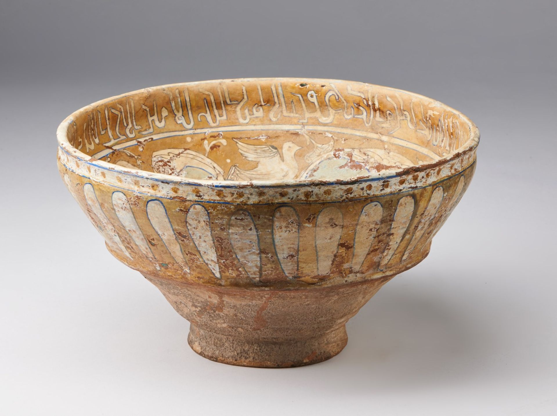 Arte Islamica A large minai pottery bowl Persia, 13th century . - Bild 2 aus 5