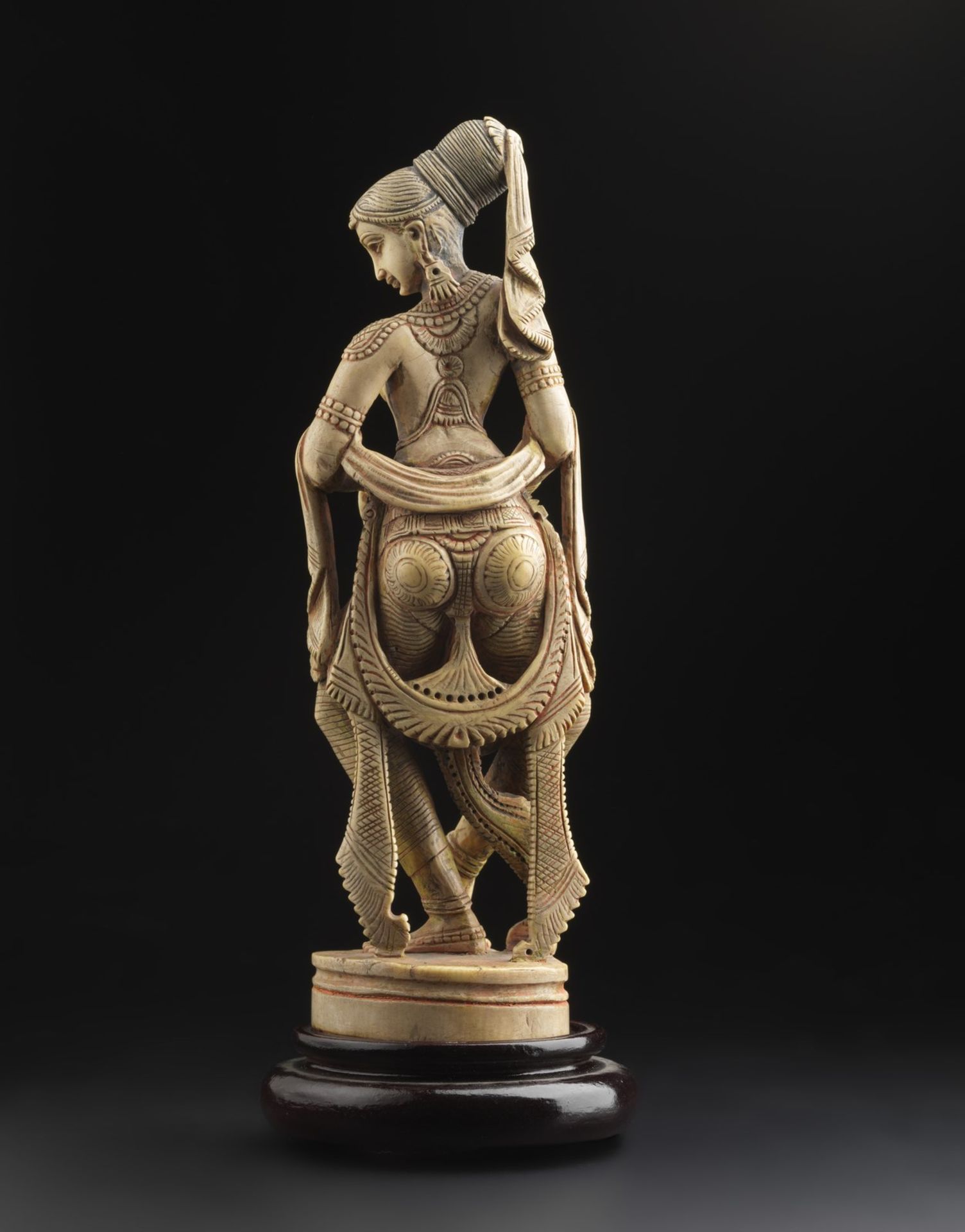 Arte Indiana An ivory figure of a lady India, possibly Deccan, early 20th century . - Image 3 of 4