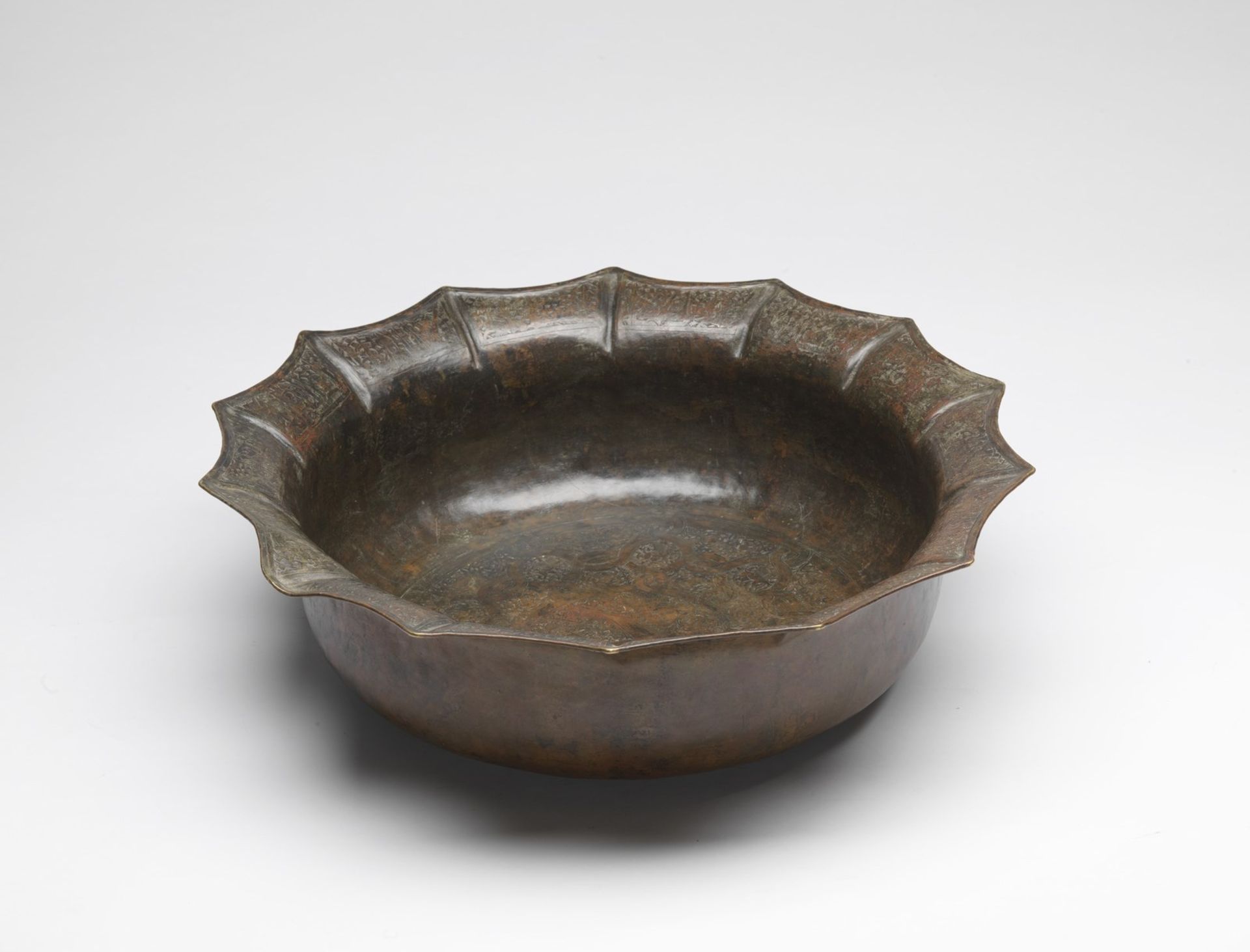 Arte Islamica A fine large bronze stellar basin engraved with sphinx over latticed background Khora - Bild 2 aus 4