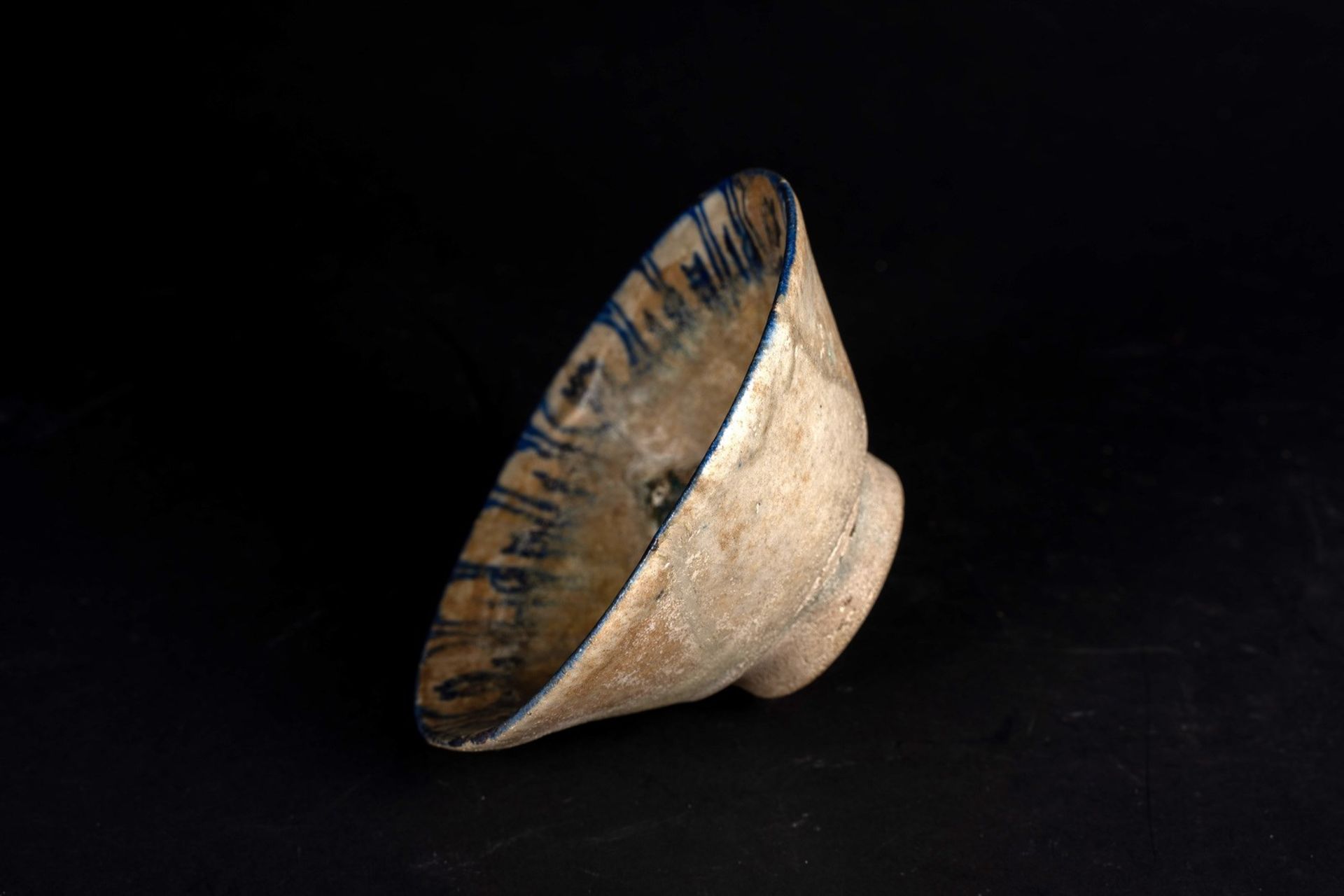 Arte Islamica A pottery bowl with blue pseudo calligraphy along the edgeIran, Kashan, 12th-13th cen - Bild 2 aus 3