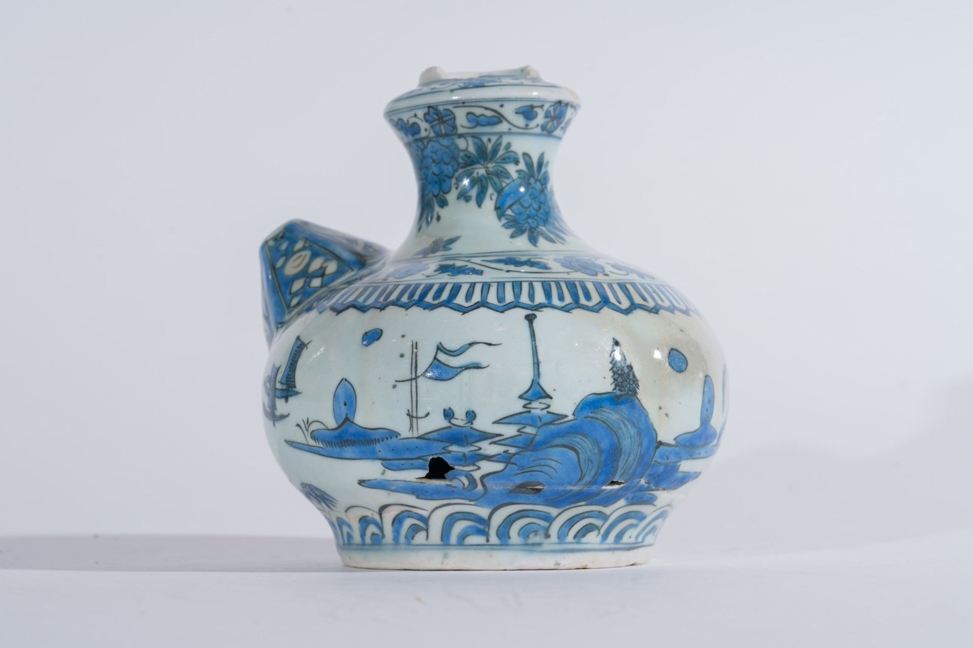 Arte Islamica A blue and white pottery kendi bearing a square mark at the base Iran, Safavid dynast - Image 3 of 6