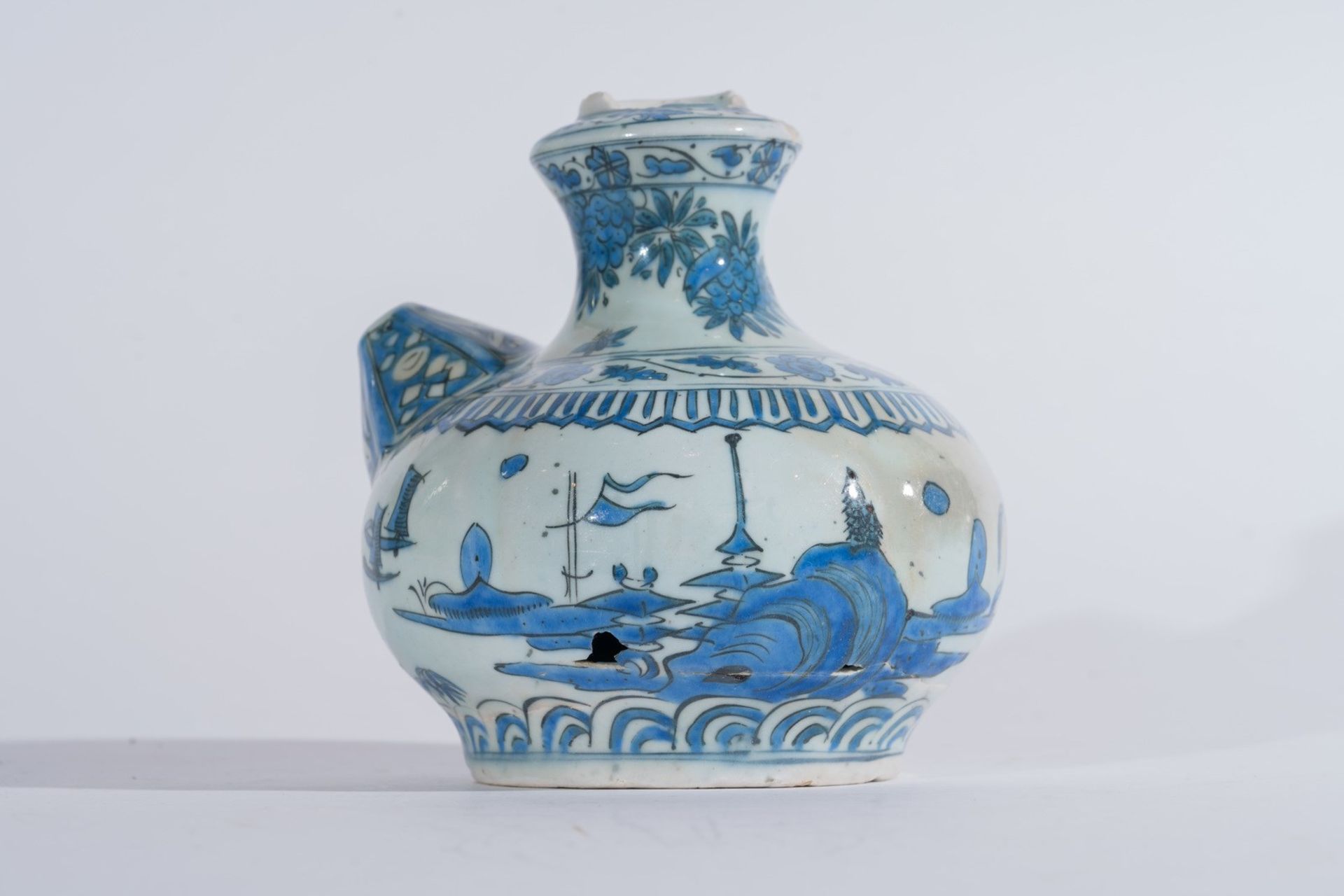 Arte Islamica A blue and white pottery kendi bearing a square mark at the base Iran, Safavid dynast - Bild 3 aus 6