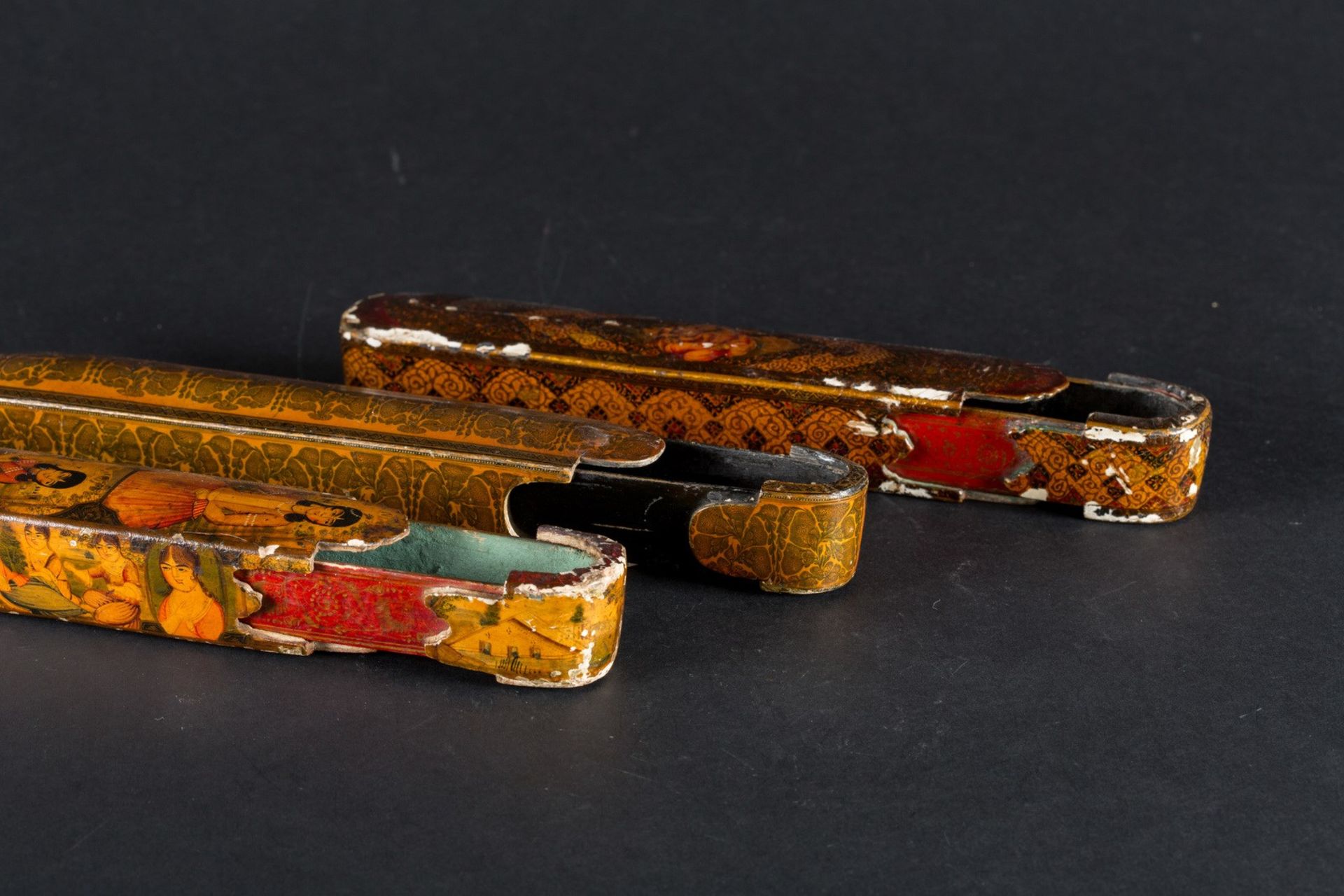 Arte Islamica Three Qajar papier machè pen cases Iran, Qajar dynasty, 19th century . - Bild 2 aus 3