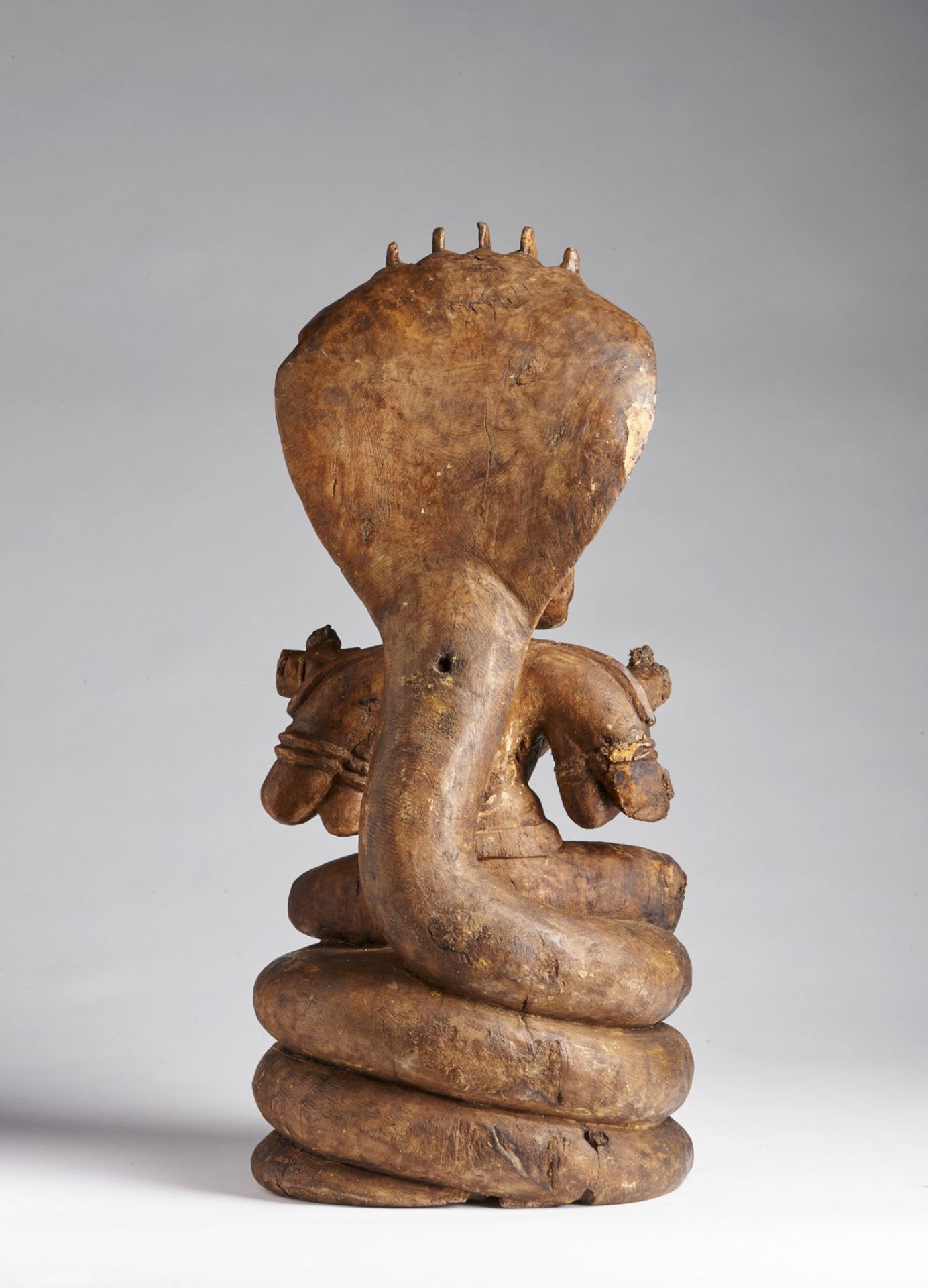 Arte Indiana A wooden carved figure of Padmavati with nagaIndia, Nayak, 18th century . - Bild 3 aus 6