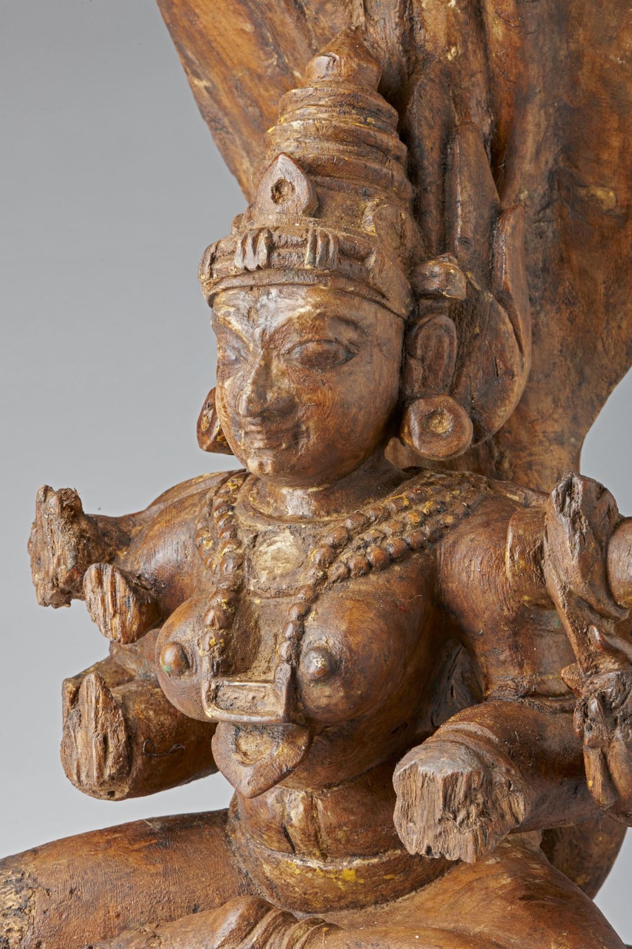 Arte Indiana A wooden carved figure of Padmavati with nagaIndia, Nayak, 18th century . - Bild 5 aus 6