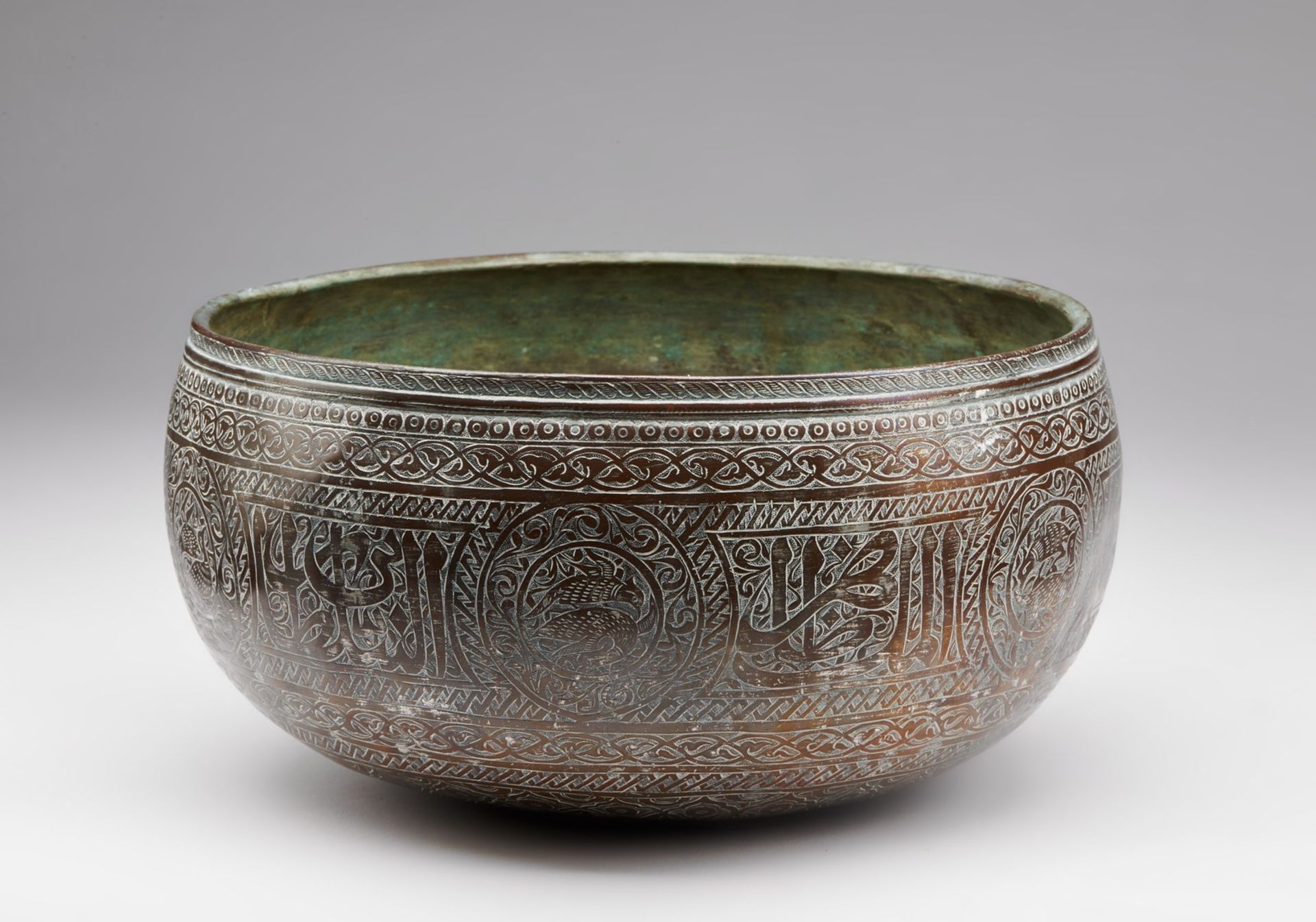 Arte Islamica A tinned copper bowl with inscriptions Iran, 18th - 19th century . - Bild 3 aus 5