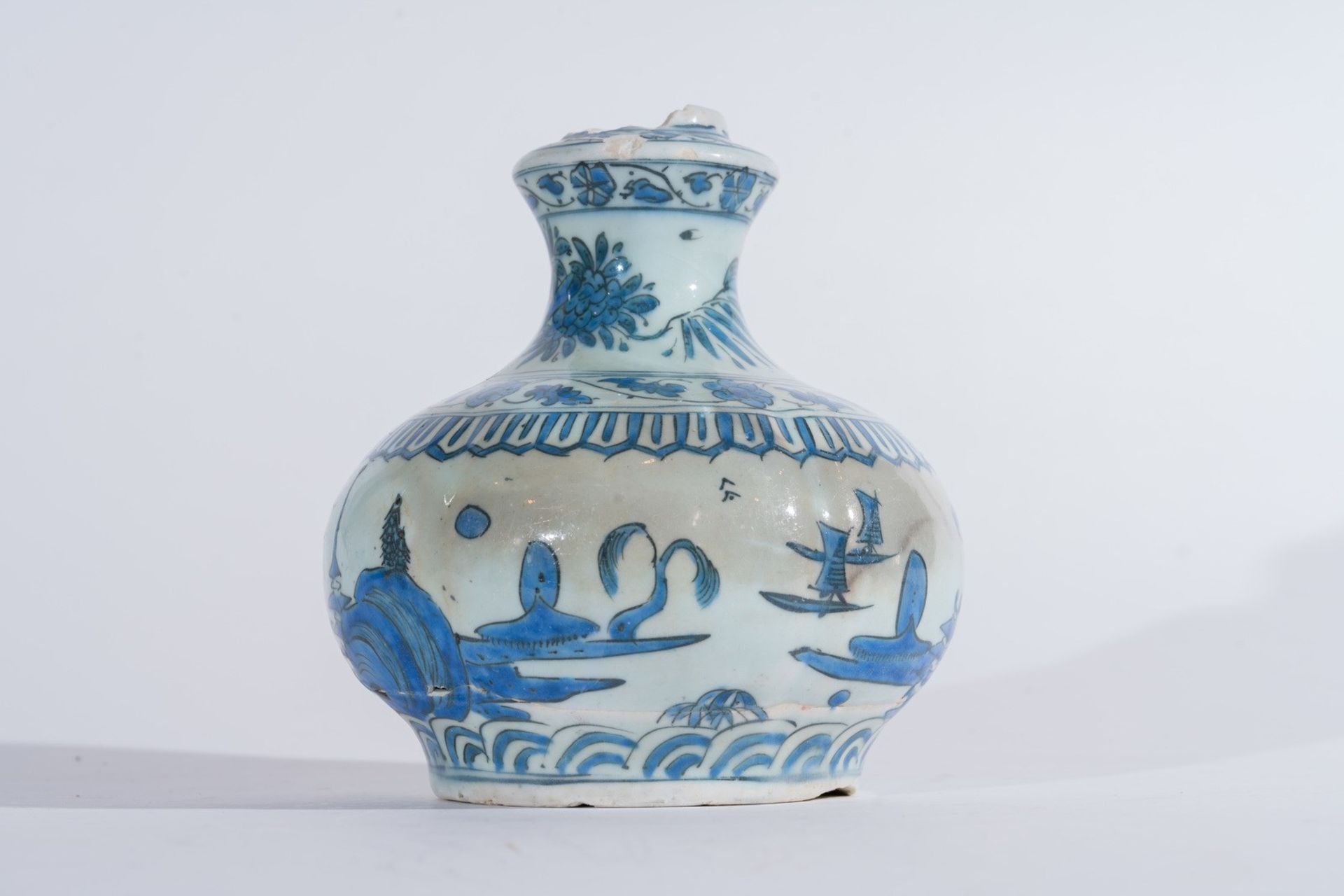 Arte Islamica A blue and white pottery kendi bearing a square mark at the base Iran, Safavid dynast - Image 2 of 6