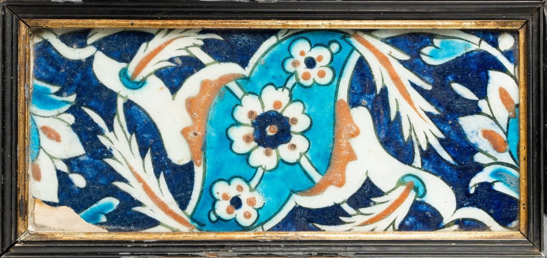 Arte Islamica An Iznik border tile with saz leaves over blue ground Ottoman Turkey, 17th century .