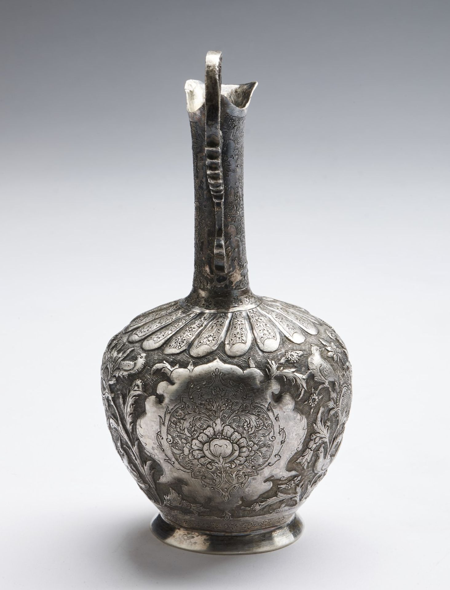 Arte Islamica A small silver jug decorated with birds and flowers Persia, 19th century . - Bild 4 aus 5