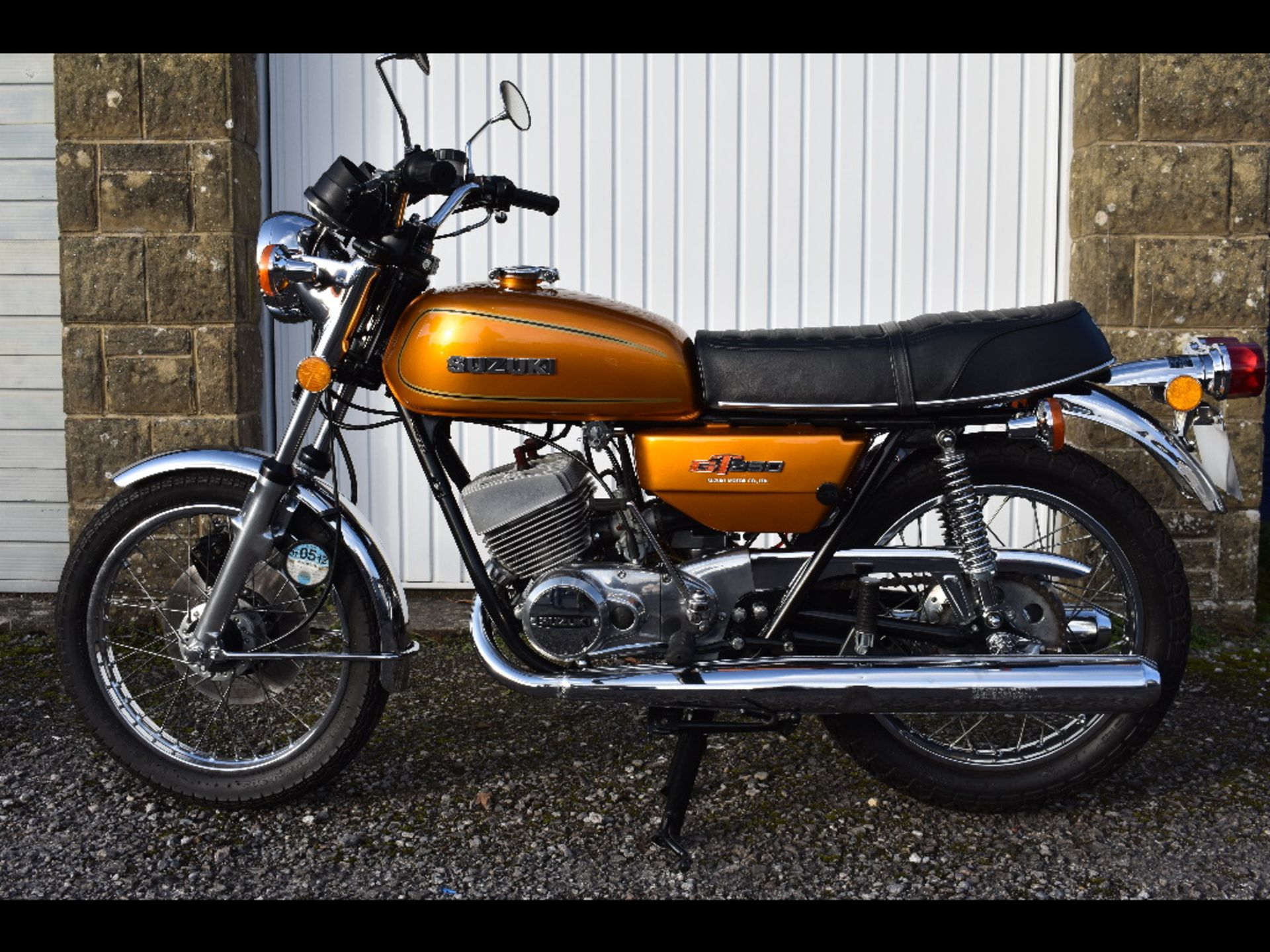 A 1976 Suzuki GT250, registration number OFH 170R, frame number 88498, engine number 88747. From a - Image 4 of 6