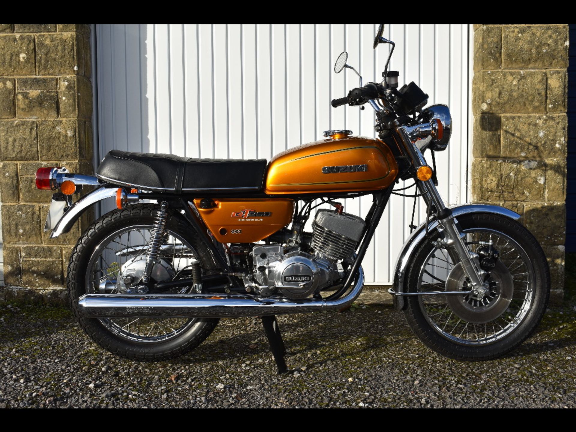 A 1976 Suzuki GT250, registration number OFH 170R, frame number 88498, engine number 88747. From a