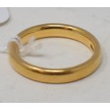 A 22ct gold wedding band, approx. 6.0 g Good condition. Size - M Width - 3 mm Appears to be London