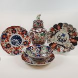 A Japanese Imari vase and cover, 17 cm high, three similar plates and a bowl (5)