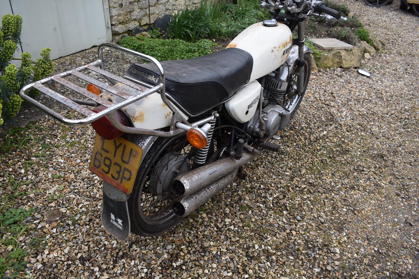 A 1976 Kawasaki KH250 Registration number LYU 693P Engine number CIE042592 Last taxed 1994 Barn - Image 3 of 6