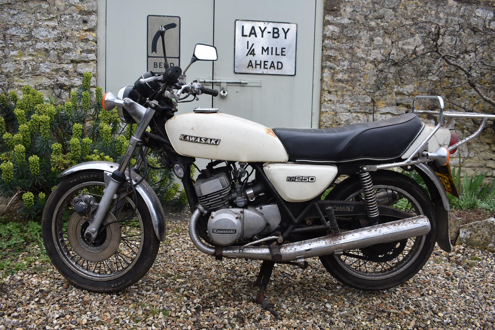 A 1976 Kawasaki KH250 Registration number LYU 693P Engine number CIE042592 Last taxed 1994 Barn - Image 2 of 6