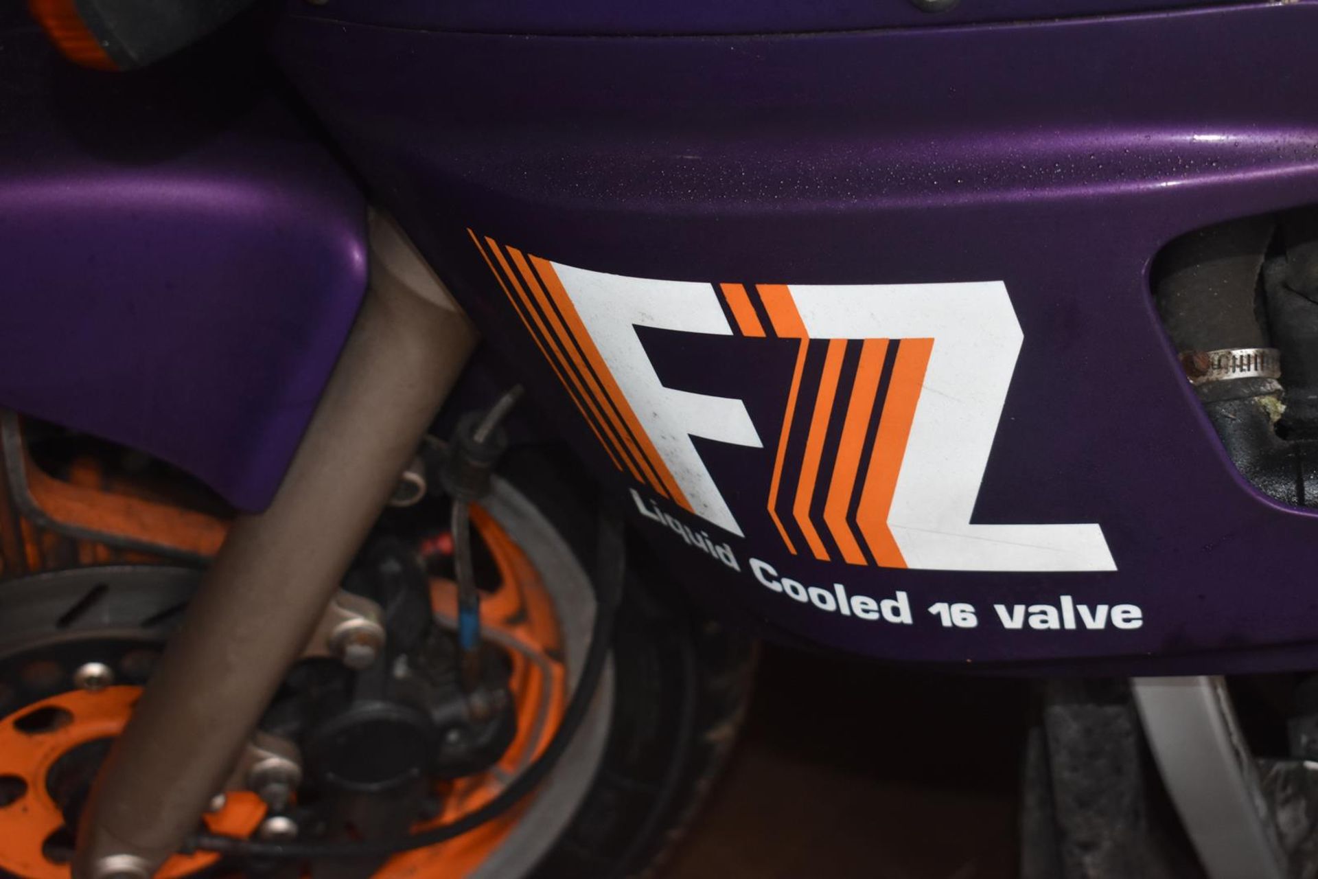 A 1993 Yamaha FZ 400/4 Registration number A70 TFE Frame number 46X139455 Engine number 33M Purple - Image 5 of 5