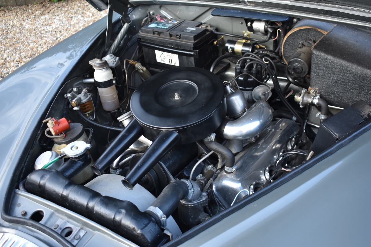 A 1965 Daimler V8 250 Registration number DYJ 955C V5C Gun metal with a maroon leather interior - Image 18 of 22