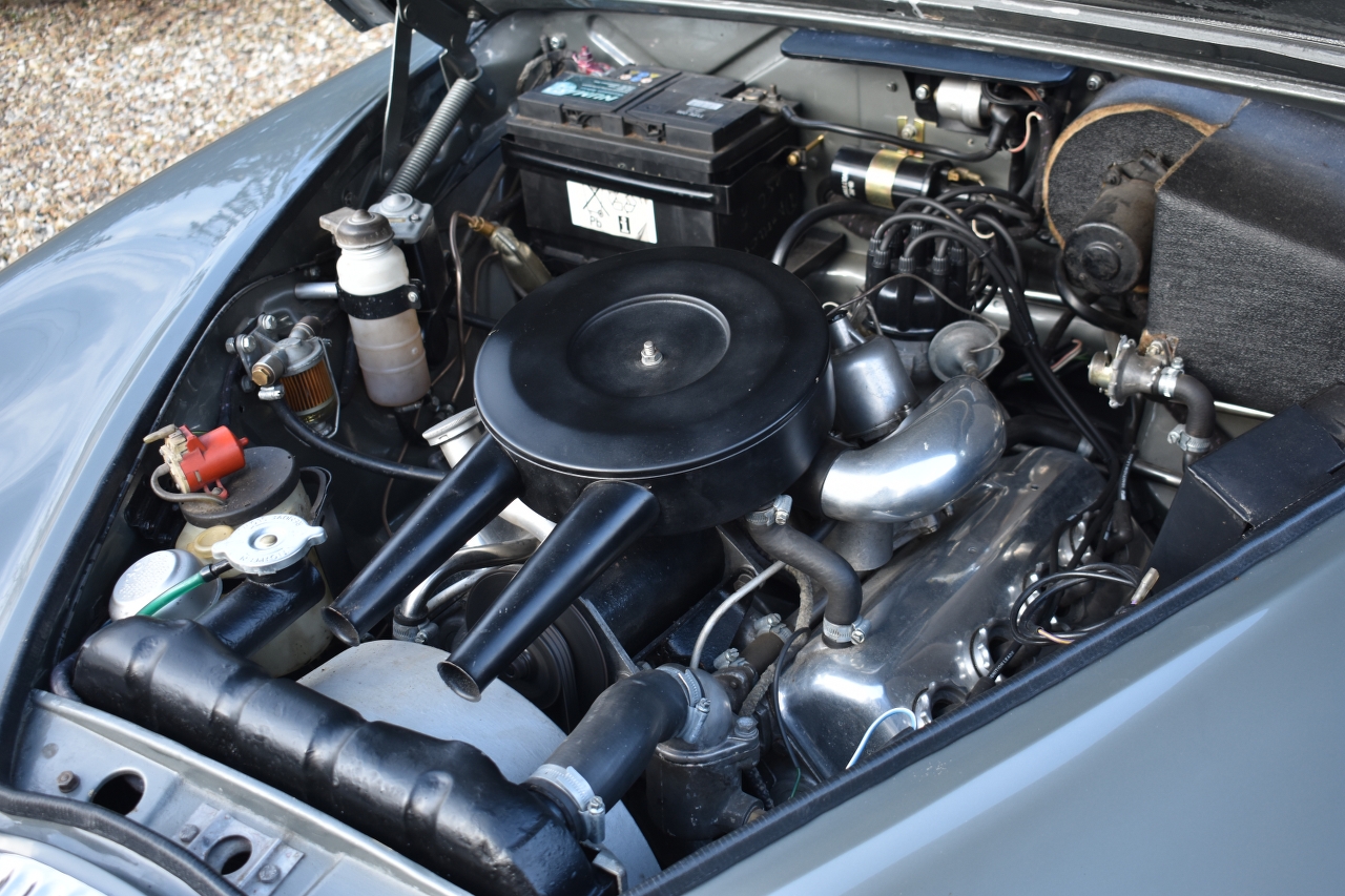 A 1965 Daimler V8 250 Registration number DYJ 955C V5C Gun metal with a maroon leather interior - Image 7 of 22