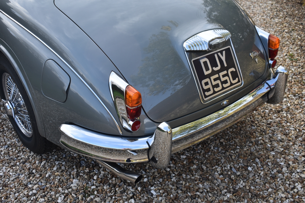 A 1965 Daimler V8 250 Registration number DYJ 955C V5C Gun metal with a maroon leather interior - Image 13 of 22