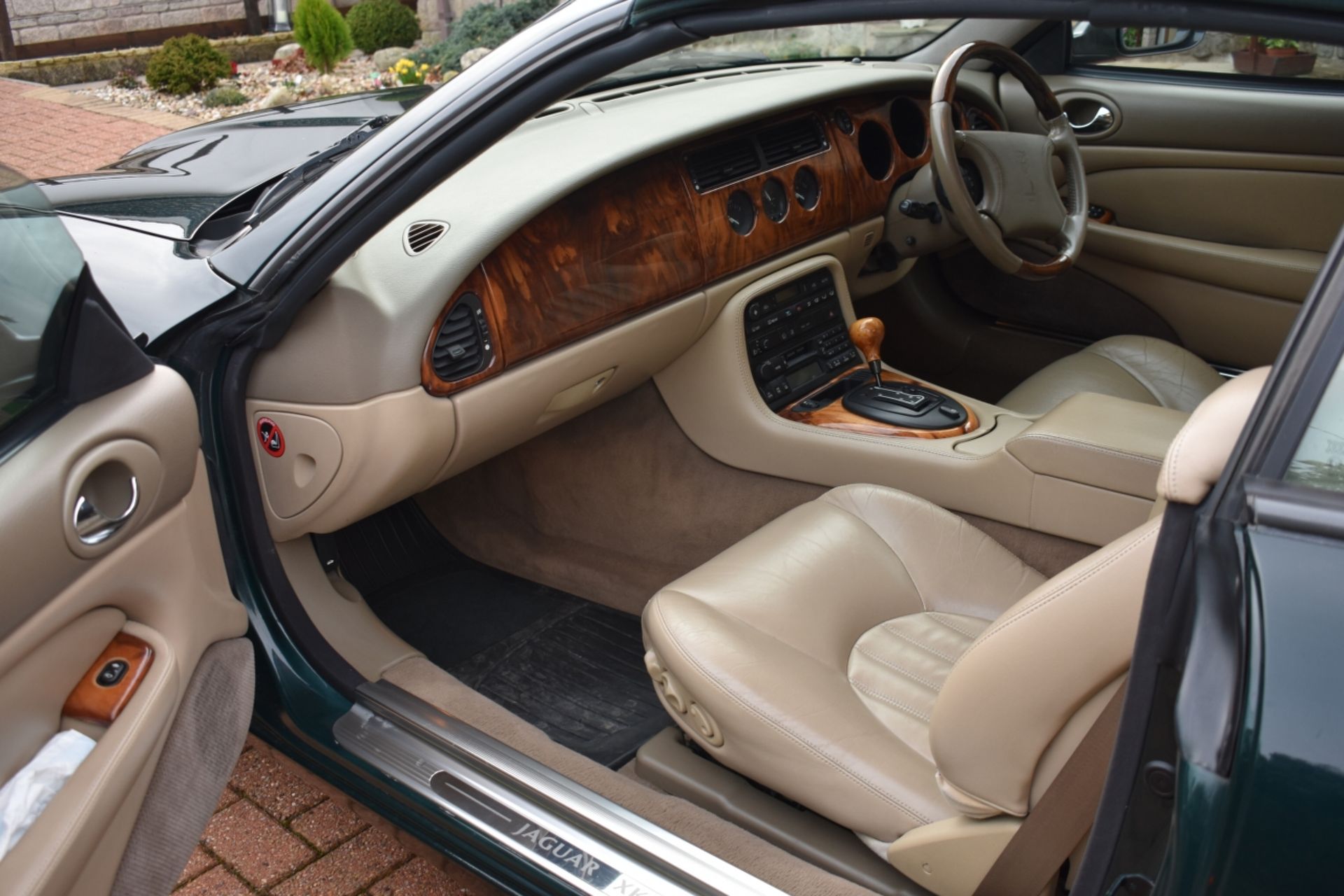 A 1998 Jaguar XK8 convertible Registration number R279 DUR Chassis number SAJJGAFD3AR025856 Engine - Image 18 of 24