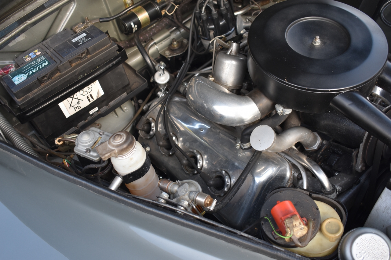 A 1965 Daimler V8 250 Registration number DYJ 955C V5C Gun metal with a maroon leather interior - Image 17 of 22