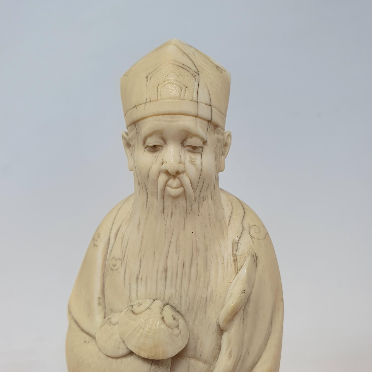 An early 20th century Chinese carved ivory figure, of a sage holding a staff, 19 cm high - Image 13 of 21