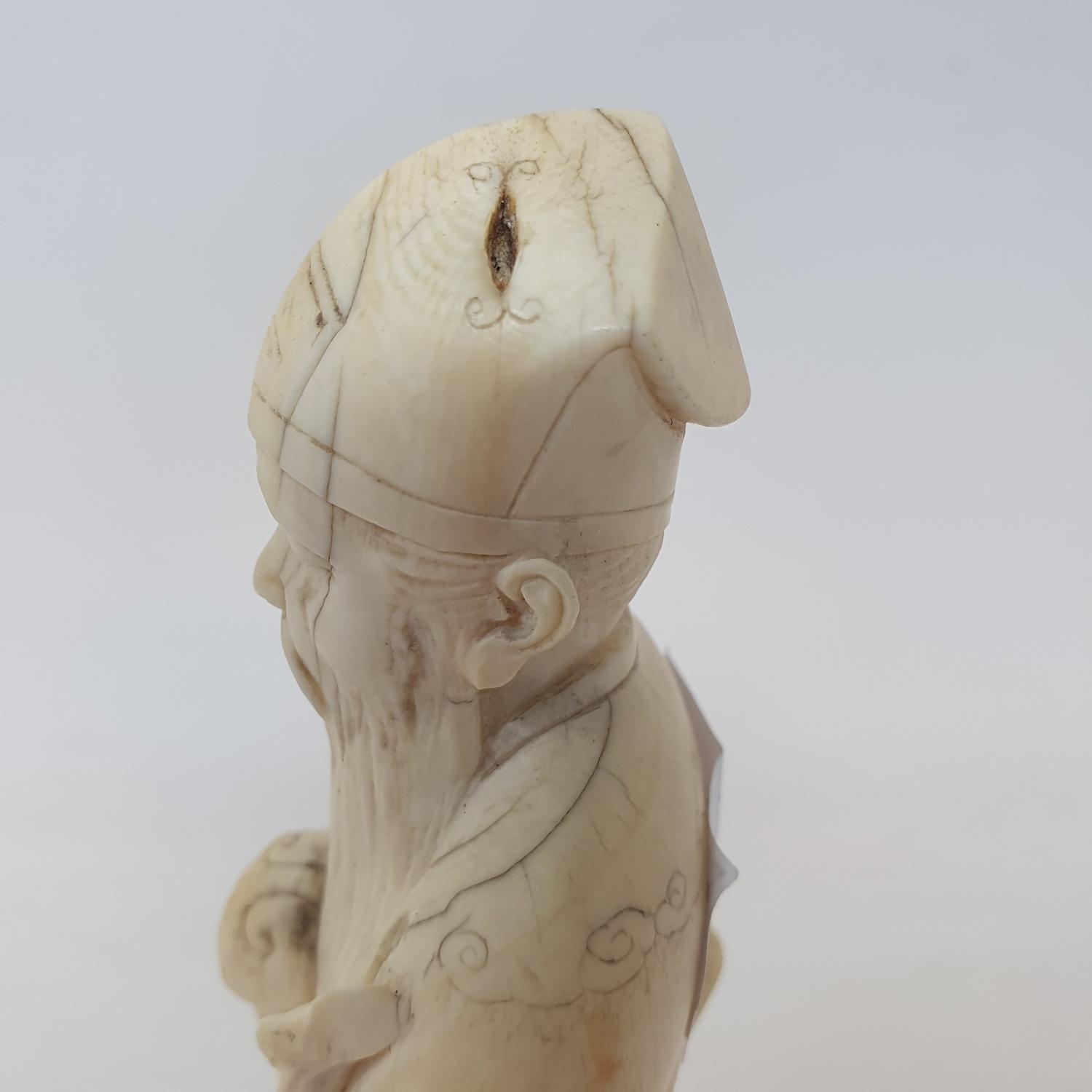 An early 20th century Chinese carved ivory figure, of a sage holding a staff, 19 cm high - Image 15 of 21