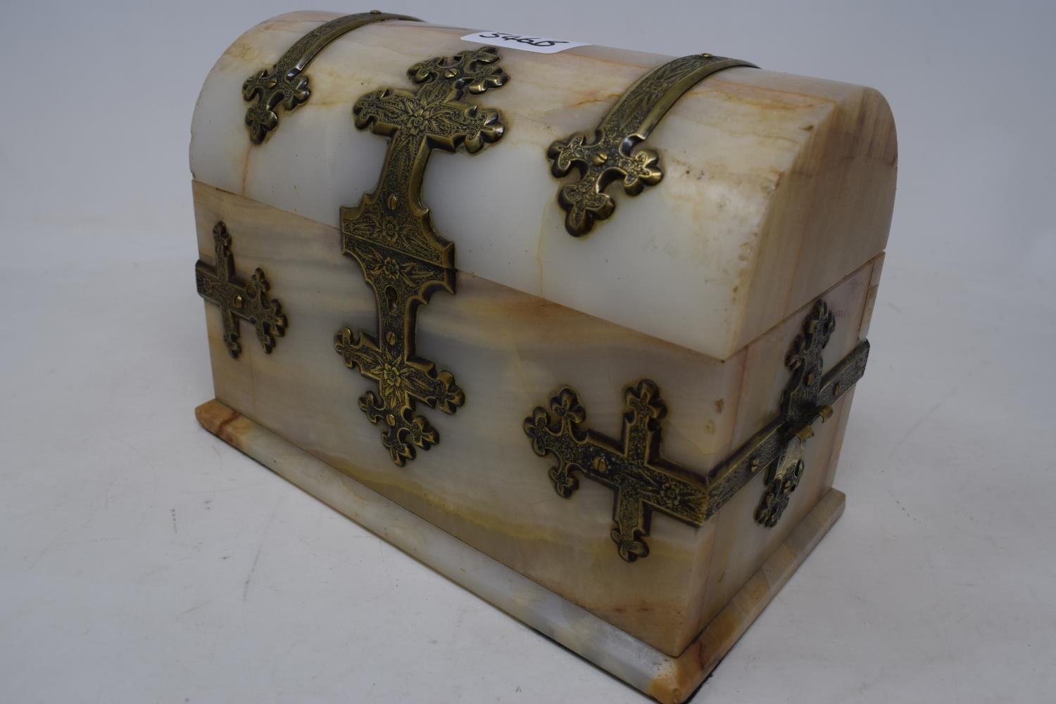 A Victorian onyx dome top casket, the brass strapwork with engraved decoration, 22 cm wide - Image 2 of 6