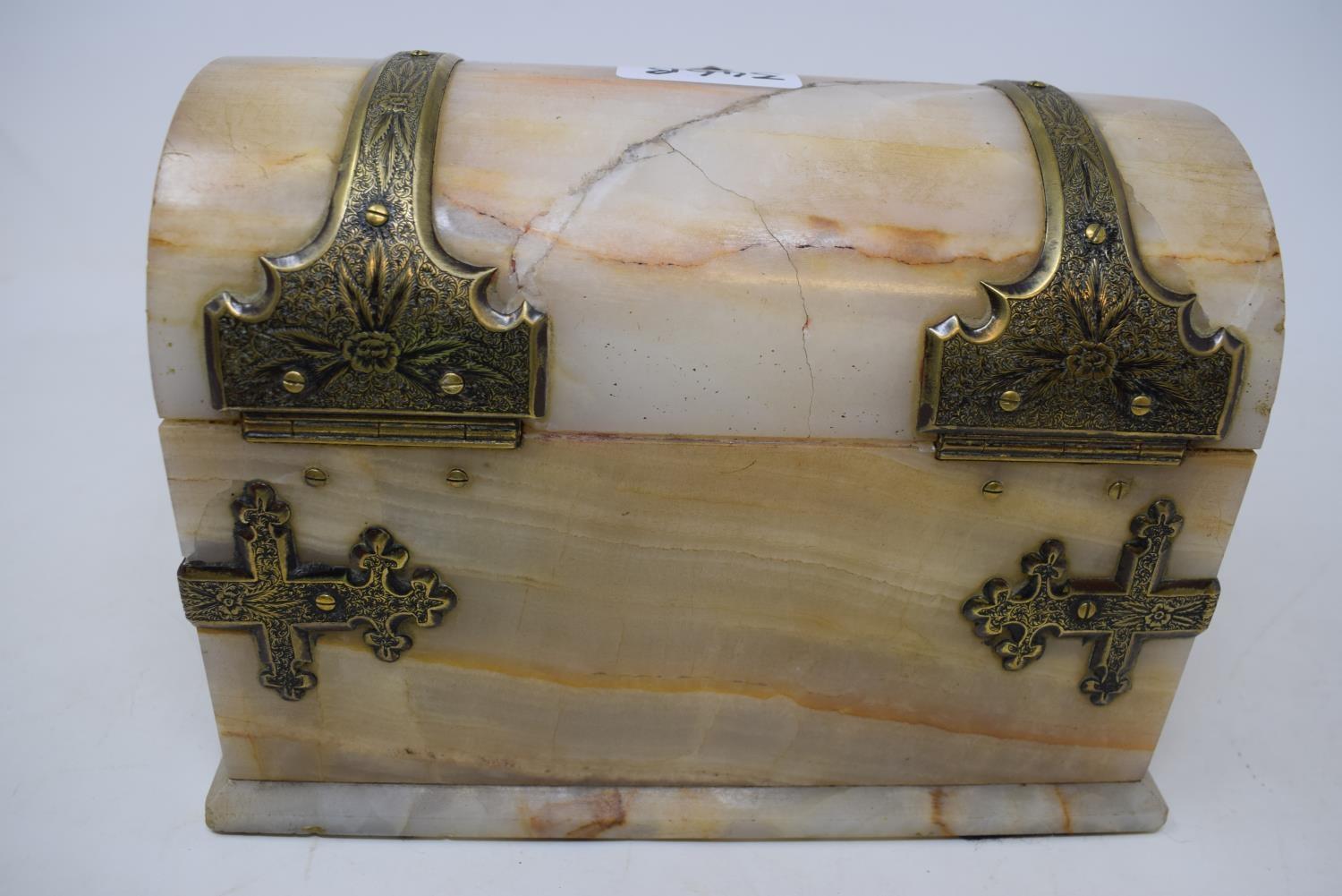 A Victorian onyx dome top casket, the brass strapwork with engraved decoration, 22 cm wide - Image 3 of 6