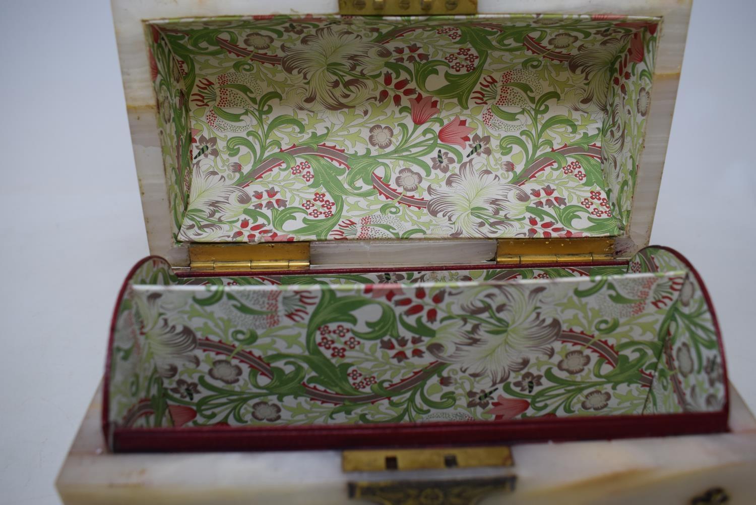 A Victorian onyx dome top casket, the brass strapwork with engraved decoration, 22 cm wide - Image 5 of 6