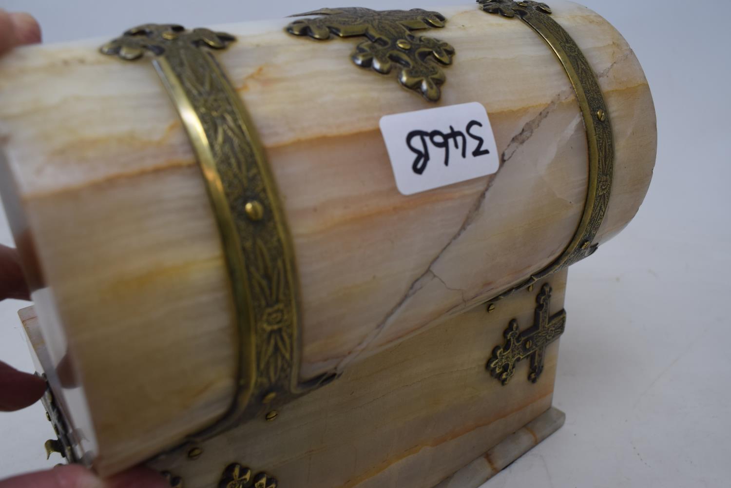 A Victorian onyx dome top casket, the brass strapwork with engraved decoration, 22 cm wide - Image 4 of 6