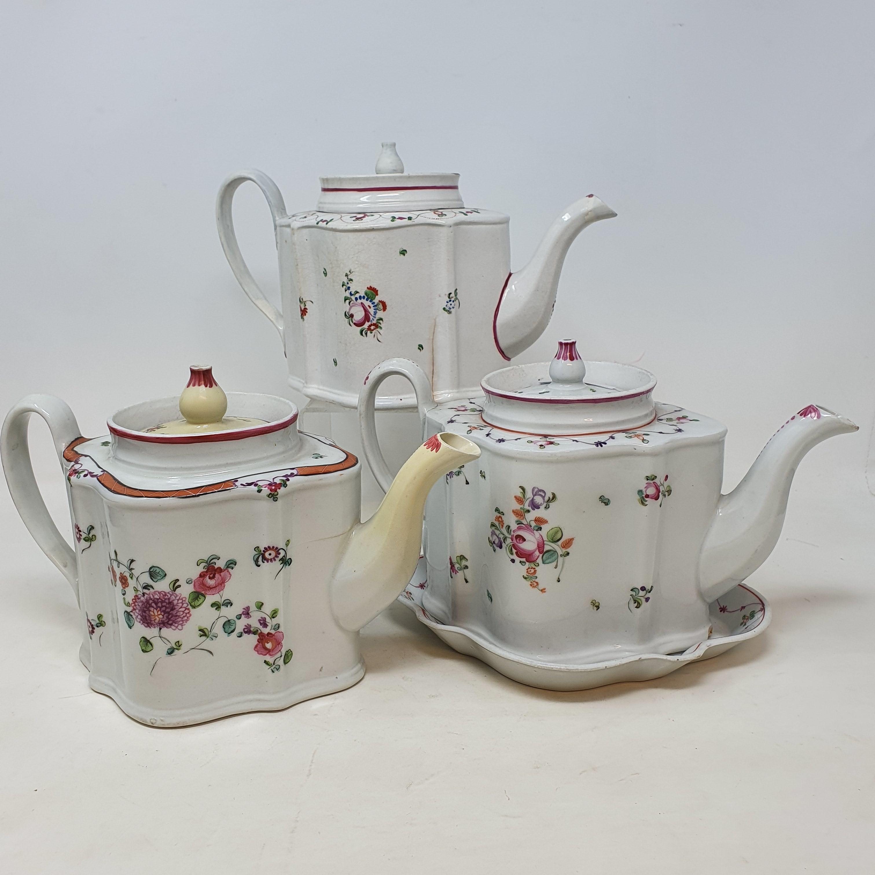 An early 19th century New Hall serpentine teapot and stand decorated sprigs, 16 cm high, and two