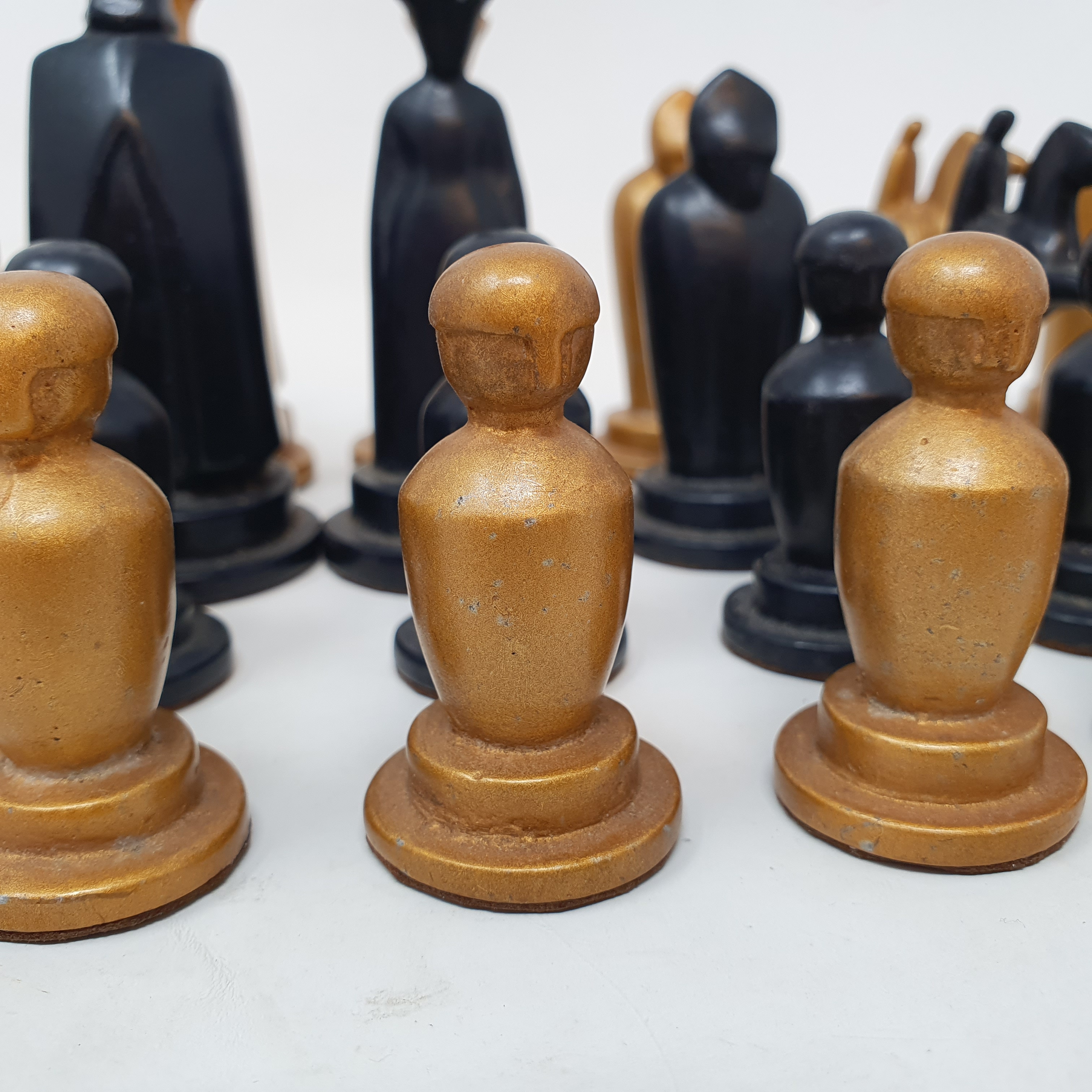 A Modernist chess set, by repute cast from aluminium/duralumin from a Spitfire, the king 8.5 cm high - Image 5 of 7