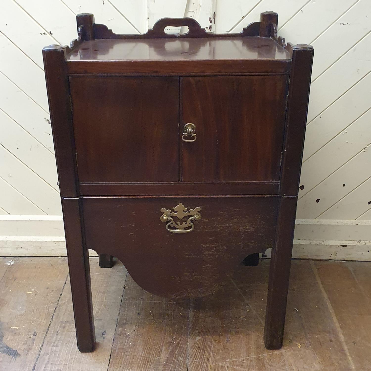 A mahogany night commode, 54 cm wide - Bild 2 aus 6