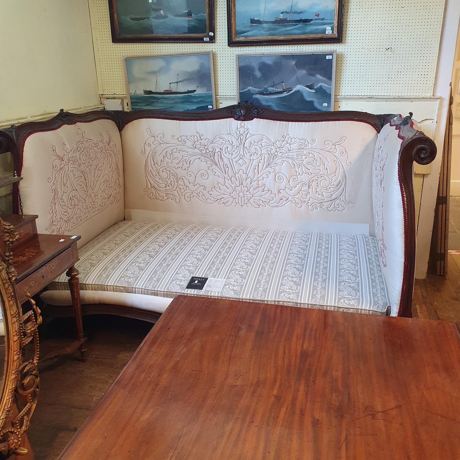 A 19th century French oak day bed, with carved shell frame, on cabriole legs with scrolled feet, 154 - Bild 4 aus 8