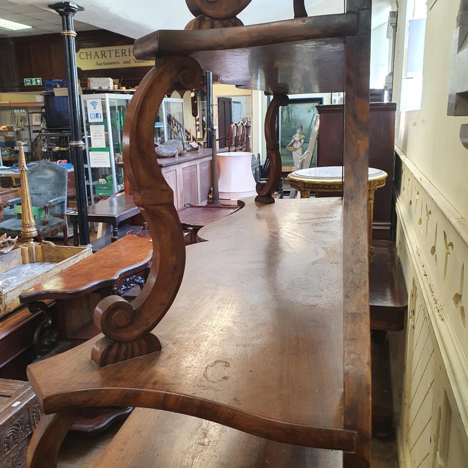 A 19th century Continental walnut bookcase/shelf unit, having three graduated tiers on a base with a - Bild 7 aus 8