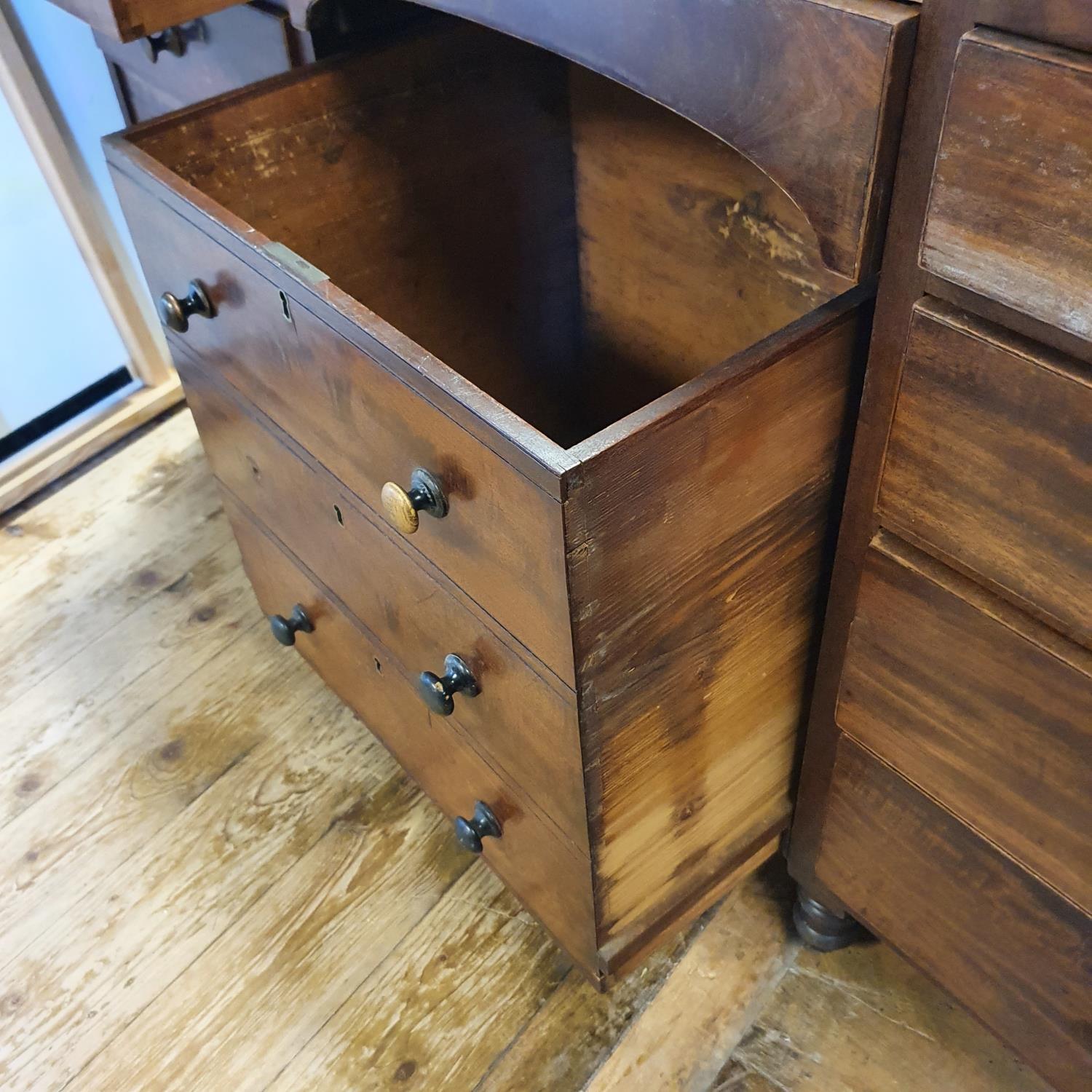 A 19th century mahogany desk, with an arrangement of drawers, 135 cm wide - Bild 6 aus 6