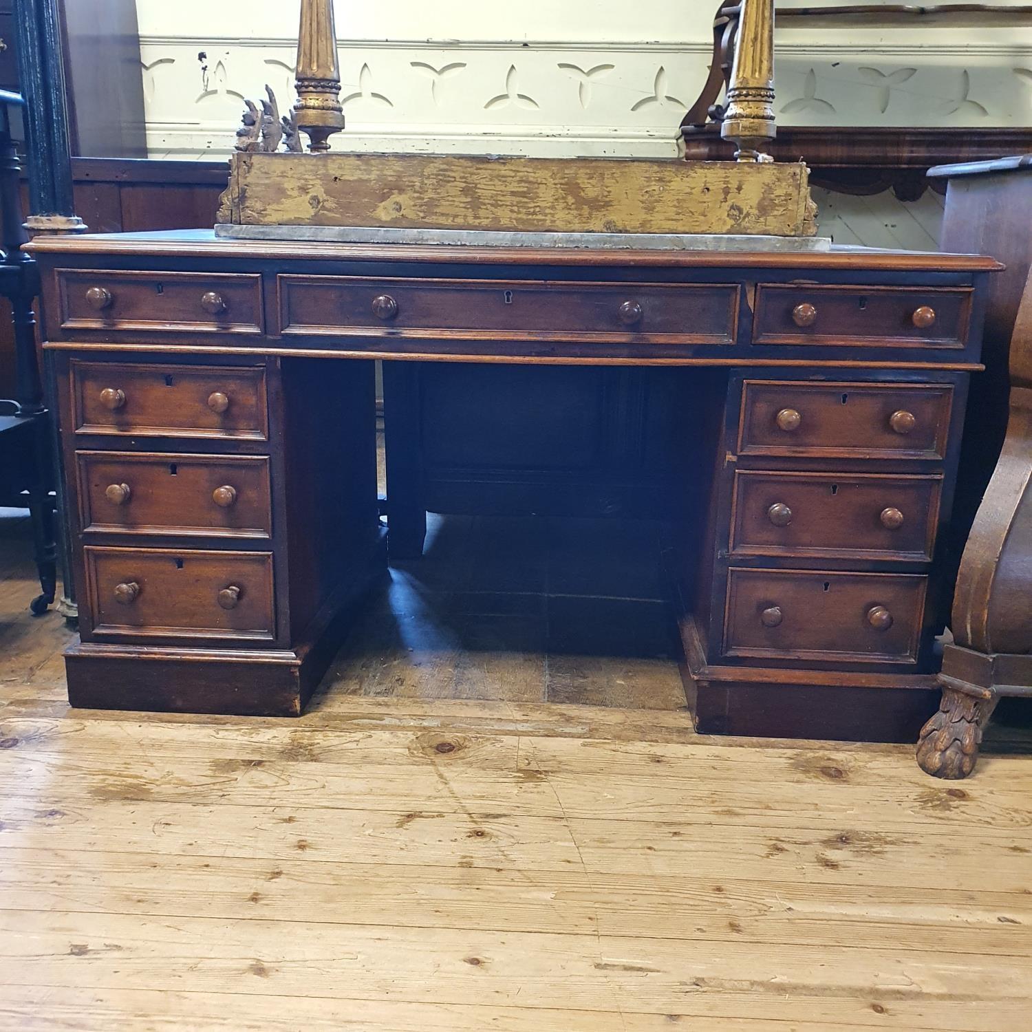 A mahogany pedestal desk, the leatherette inset top above an arrangement of nine drawers, 132 cm - Bild 2 aus 4