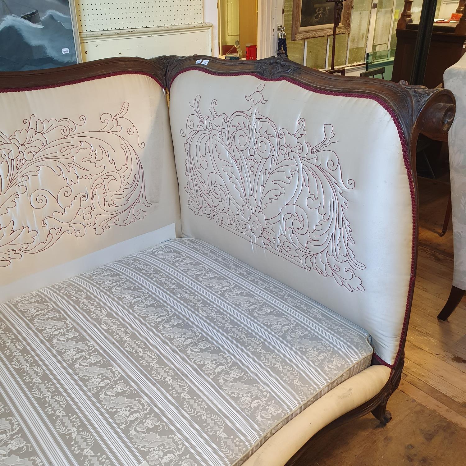 A 19th century French oak day bed, with carved shell frame, on cabriole legs with scrolled feet, 154 - Bild 7 aus 8