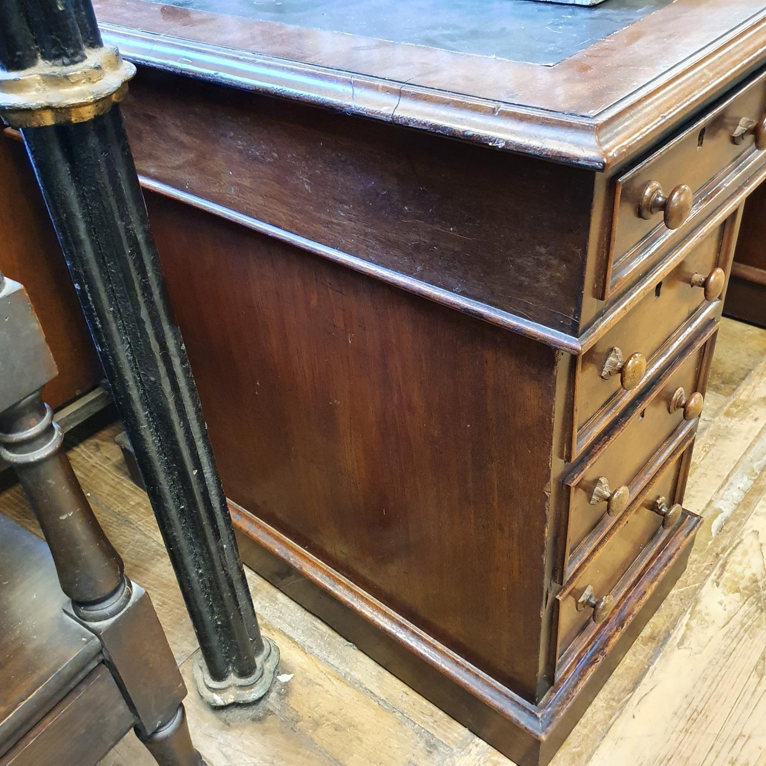 A mahogany pedestal desk, the leatherette inset top above an arrangement of nine drawers, 132 cm - Bild 4 aus 4