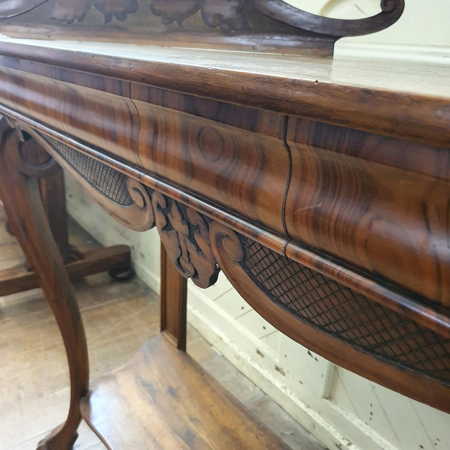 A 19th century Continental walnut bookcase/shelf unit, having three graduated tiers on a base with a - Bild 4 aus 8