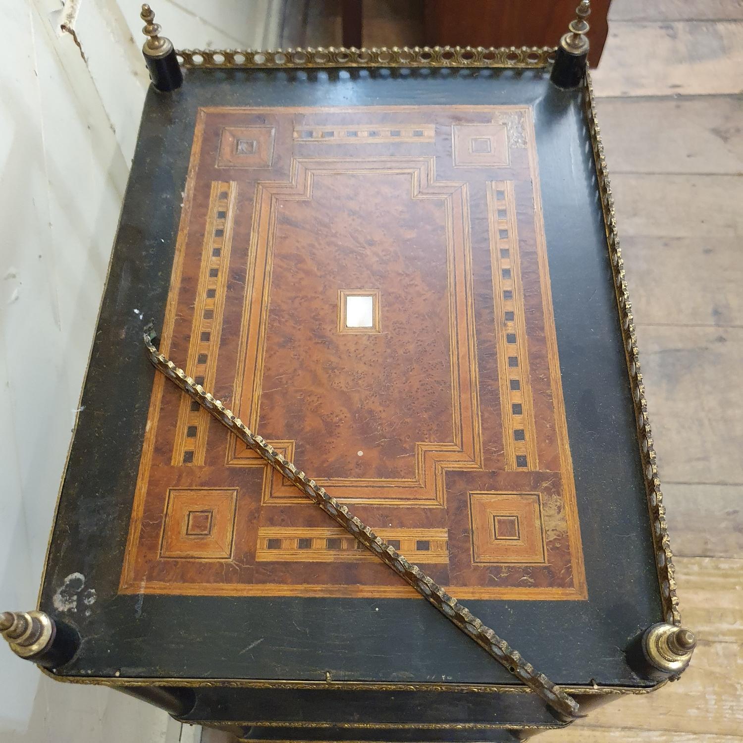 An ebonised three tier etagere, inlaid with amboyna and crossbanded, 45 cm wide Report by RB One - Bild 5 aus 6