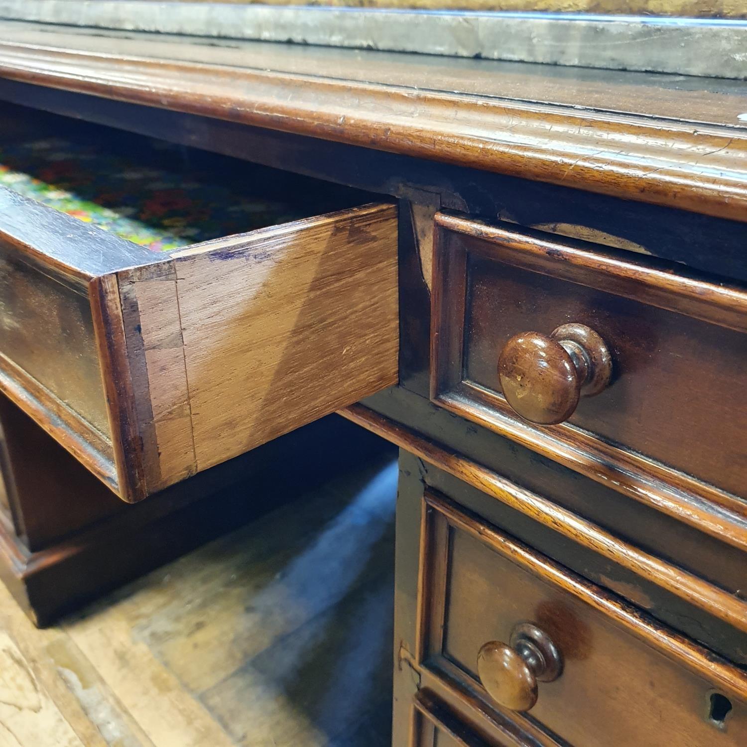 A mahogany pedestal desk, the leatherette inset top above an arrangement of nine drawers, 132 cm - Bild 3 aus 4