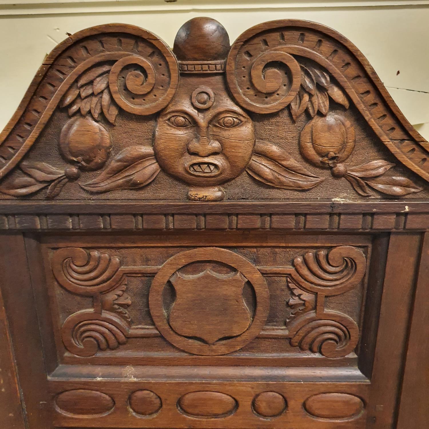 A pair of 18th century style carved oak wainscot armchairs, with solid seats and turned front legs - Bild 4 aus 4