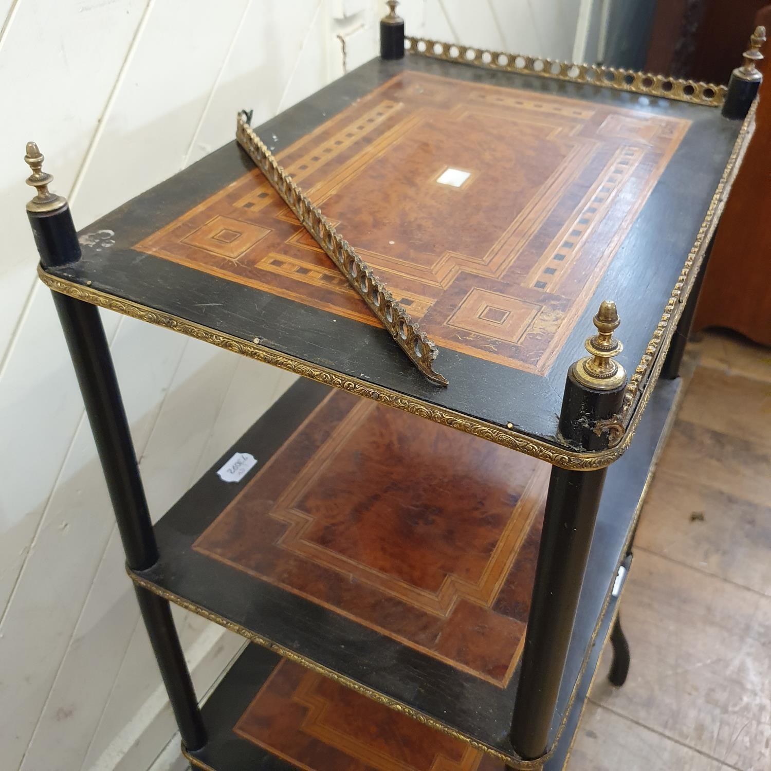 An ebonised three tier etagere, inlaid with amboyna and crossbanded, 45 cm wide Report by RB One - Bild 3 aus 6