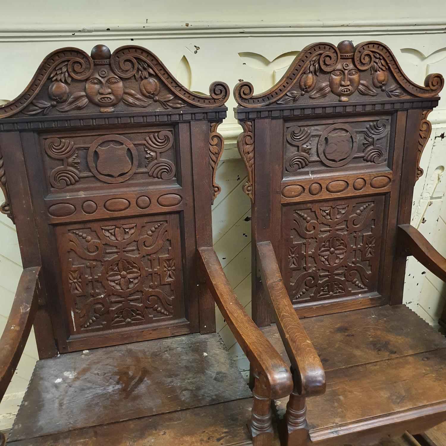 A pair of 18th century style carved oak wainscot armchairs, with solid seats and turned front legs - Bild 2 aus 4