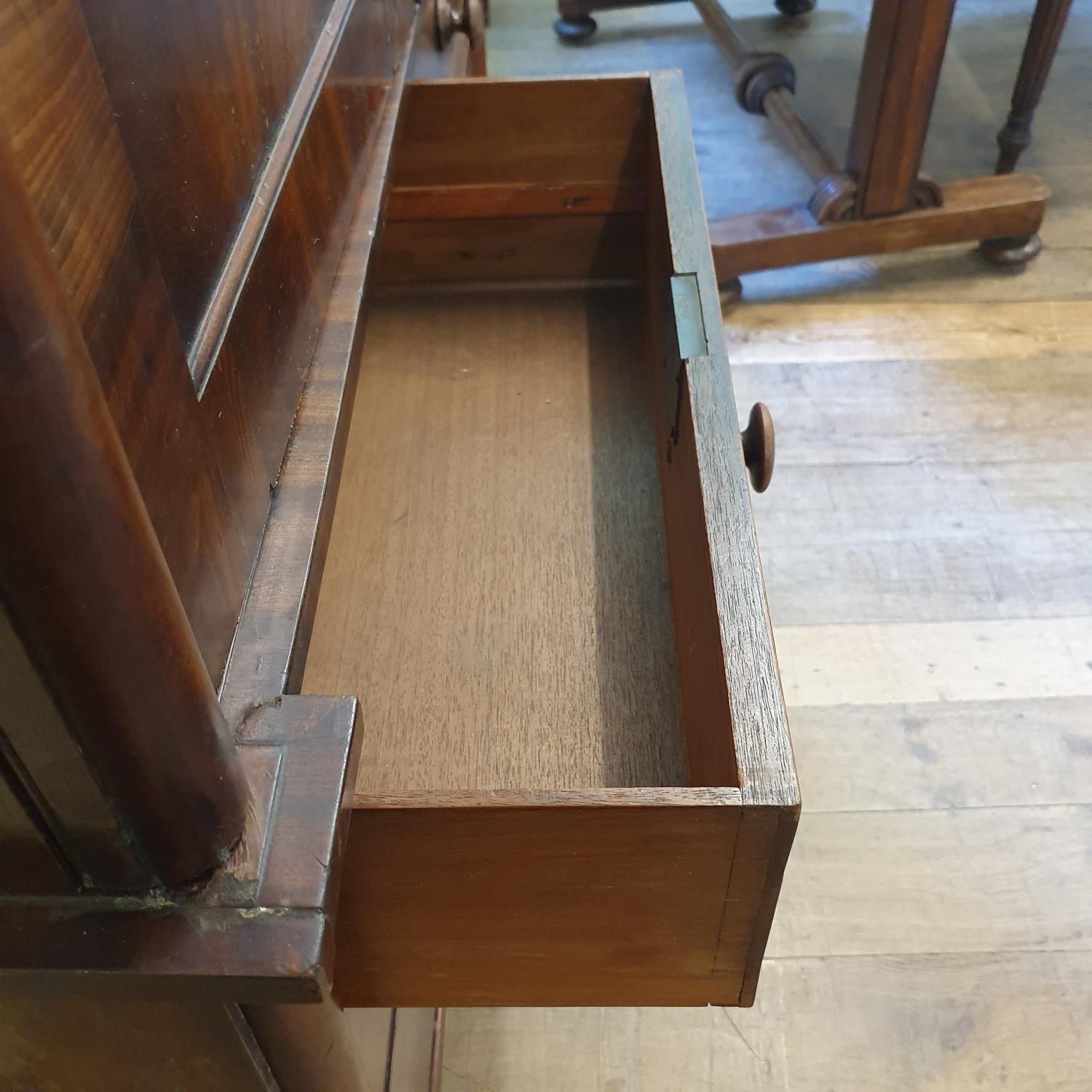 A 19th century mahogany linen press, the architectural pediment above a pair of panel doors, the - Bild 6 aus 6